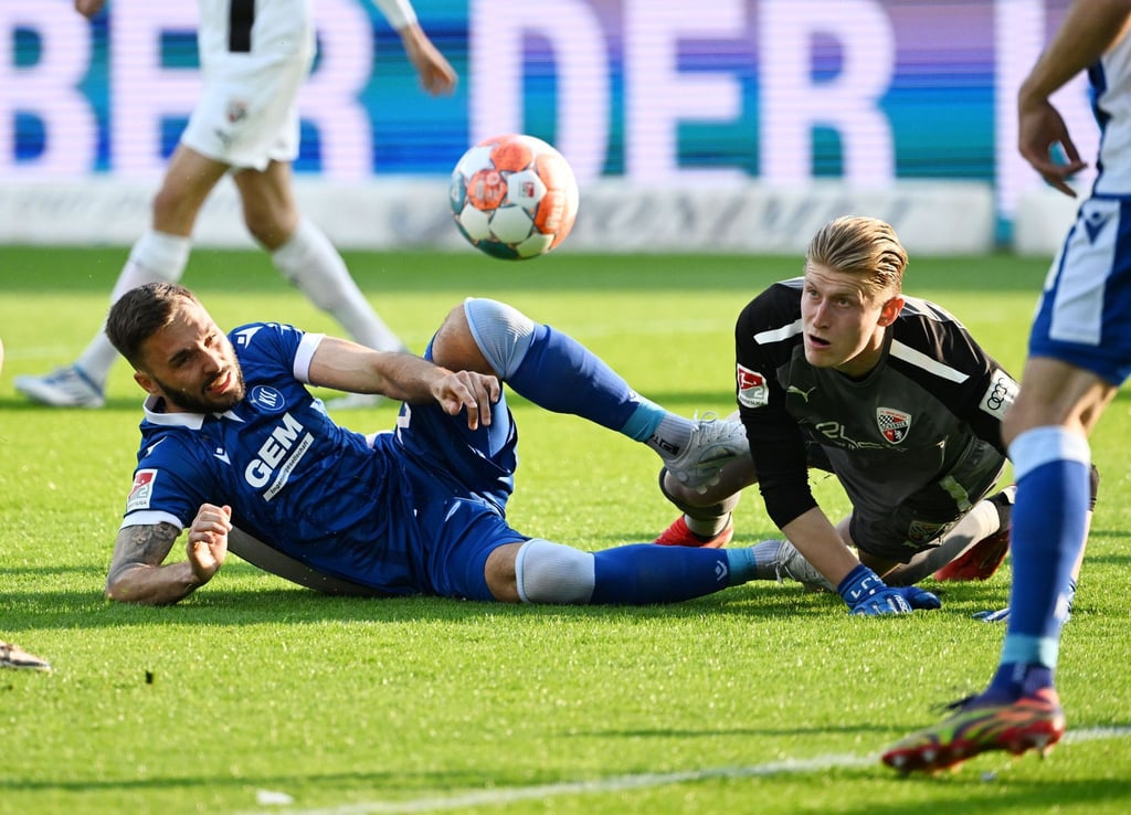 KSC-Torschütze Fabian Schleusener (l) besiegelte mit Karlsruhe den Ingolstädter Abstieg.