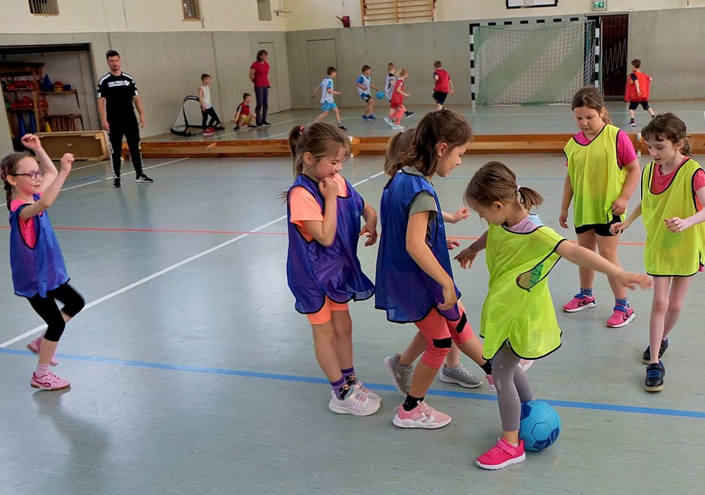 Das Spiel der Mädchen aus der Klasse 1c endete 3:3. Die Fußballschule Paul Pflug machte drei Tage Station an der „Max Lingner“.