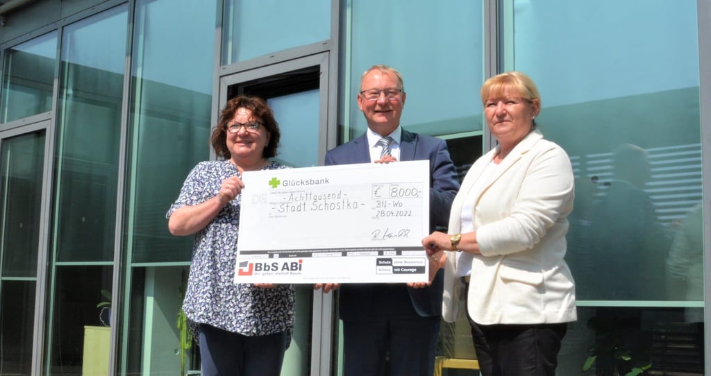 Bitterfeld-Wolfens Oberbürgermeister Armin Schenk hat am Donnerstag, 28. April, in der Berufsbildenden Schule Anhalt-Bitterfeld im Ortsteil Stadt Bitterfeld einen Scheck in Höhe von 8.000 Euro von Astrid Zosgornik, stellvertretende Schulleiterin, und Heike Burschitz, Vertrauenslehrerin, für die ukrainische Stadt Schostka entgegen genommen.