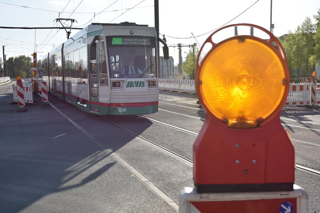 Eine Straßenbahn der Linie 4 am Übergang vom Heumarkt zur Brückstraße in Magdeburg.