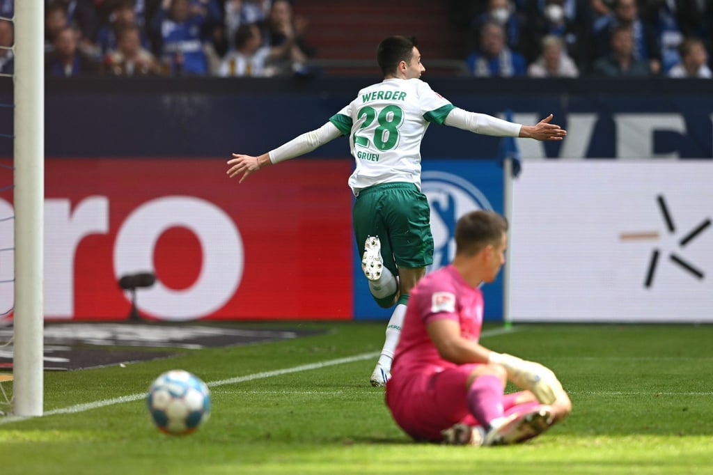Bremens Ilia Gruev dreht nach seinem Führungstor auf Schalke jubelnd ab.
