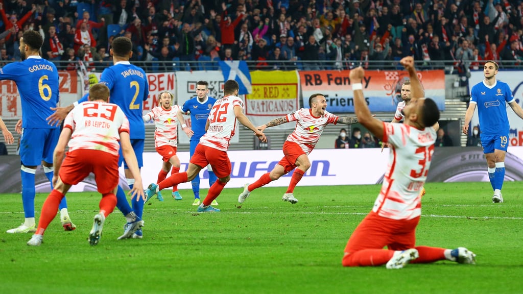 Erlösung fünf Minuten vor dem Ende: Benjamin Henrichs bedankt sich für das Tor von Angeliño (3.v.r.)