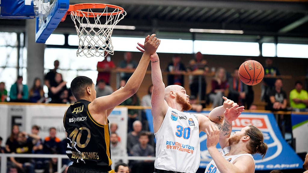 MBC-Profi Reggie Upshaw beim Rebound im Heimspiel gegen Braunschweig.