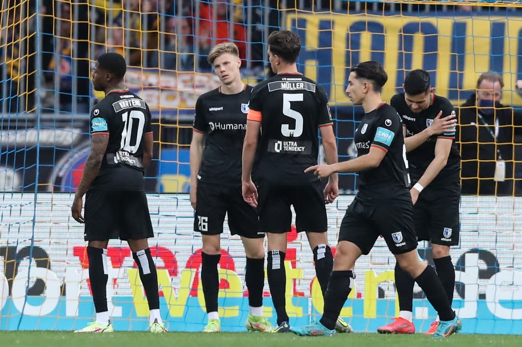 Eine Woche nach der Aufstiegsfeier musste sich der 1. FC Magdeburg bei Eintracht Braunschweig mit 1:2 geschlagen geben. Dabei ärgerten sich die Blau-Weißen über zwei Treffer, die vom Schiedsrichter aberkannt wurden.