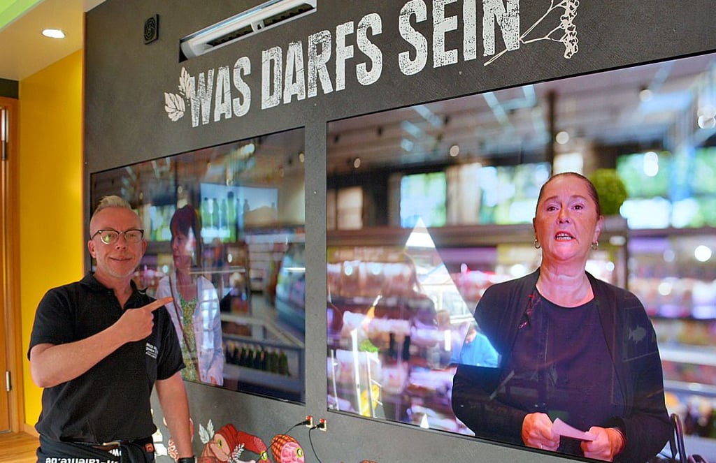 Edeka-Talentecoach Sascha Bleeks an der Fleischtheke, an der die Truck-Besucher virtuelle Kunden bedienen konnten.