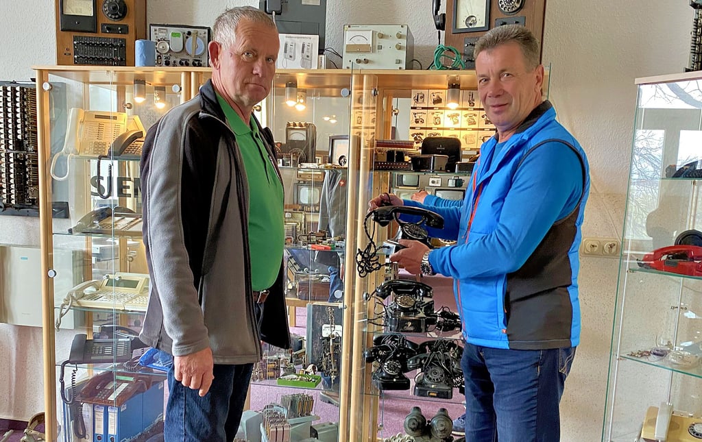Harry Hildebrandt (links) und Diethelm Huth im neu hergerichteten Ausstellungsraum zur Fernmeldetechnik.