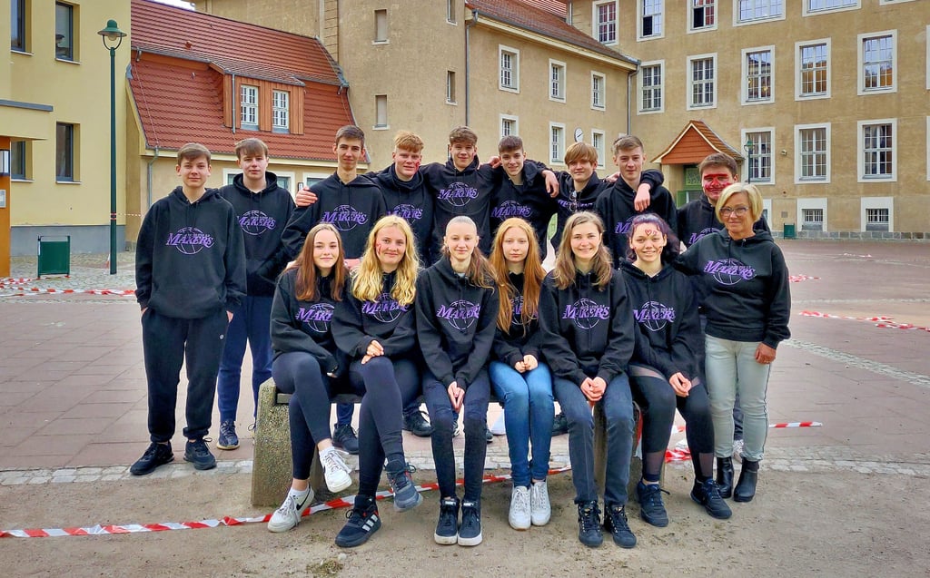 Die Klasse 10a hatte sich für ihren letzten Unterrichtstag einheitliche Pullover anfertigen lassen. Rechts ist die Klassenlehrerin Ute Guddath zu sehen.