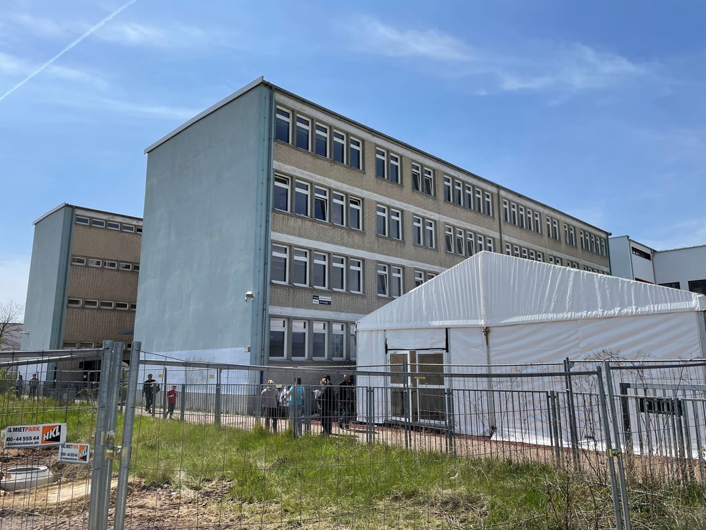 Die alte Schule am Magdeburger Lorenzweg ist die neue Erstaufnahmestelle für ukrainische Geflüchtete.