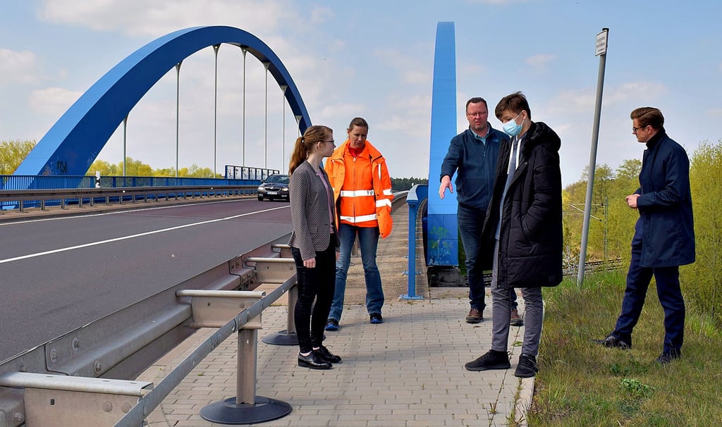 Den Achtklässlern Elisabeth Brause (l.) und Linus Braun sowie Staatssekretär Sven Haller erklärte Markus Morawietz anlässlich des Girls- und Boys-Days alles Wissenswerte rund um die blaue Brücke entlang der B 184 bei Gommern.