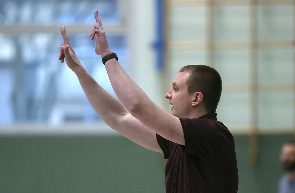 Klarer Fingerzeig an seine Oberliga-Basketballer: Trainer Robert Wendt und der USC Magdeburg spielen eine starke Saison, die im Aufstieg in die 2. Regionalliga münden soll.