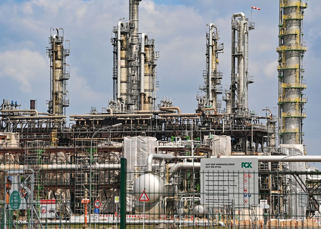 In der Erdölraffinerie PCK in Schwedt kommt Rohöl aus Russland über die Pipeline „Freundschaft“ an. Der russische Energiekonzern Rosneft hatte im vergangenen Jahr einen Großteil der Erdölraffinerie PCK in Schwedt übernommen.