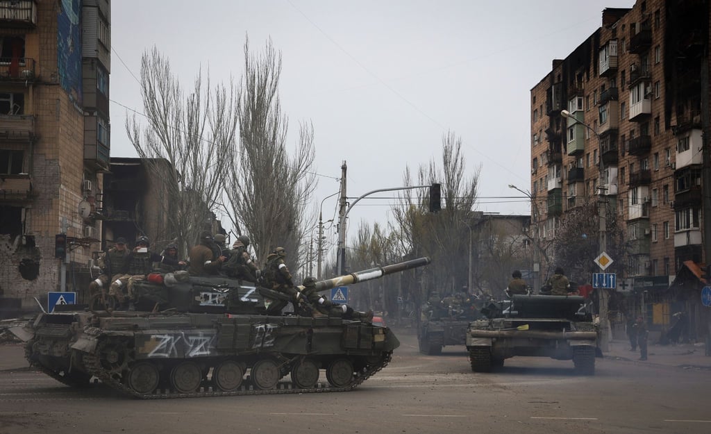 Die russischen Truppen haben offenbar ihre Bodenangriffe im Osten der Ukraine vorläufig eingestellt. Hier russische Militärfahrzeuge in Mariupol.