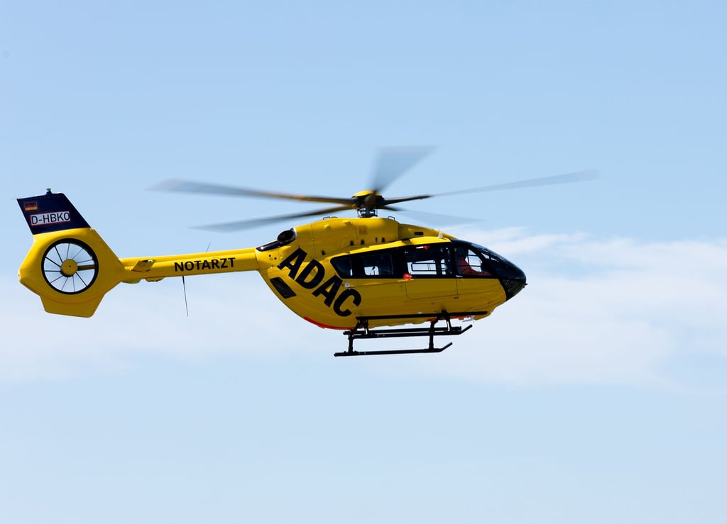 Auch ein Rettungshubschrauber war vor Ort. Er landete auf der Autobahn, die deshalb gesperrt werden musste.