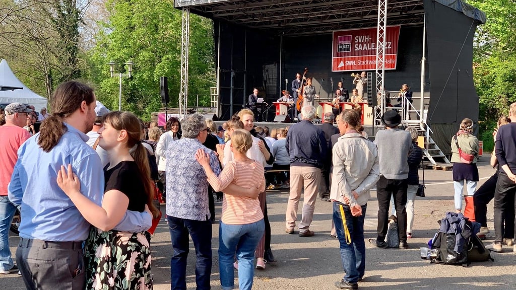 Tanzen inklusive: Beim Saale-Jazz auf der Peißnitz war die Musik spitze - und die Stimmung auch.