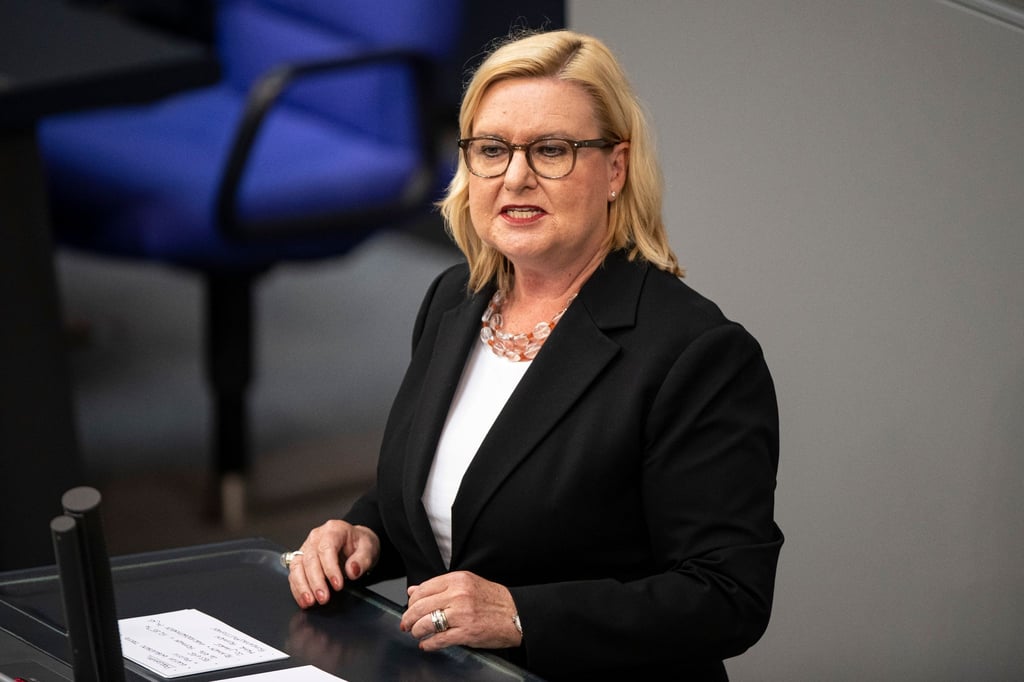Eva Högl (SPD), Wehrbeauftragte des Deutschen Bundestages, spricht zum Tagesordnungspunkt „Jahresbericht 2021 der Wehrbeauftragten“.