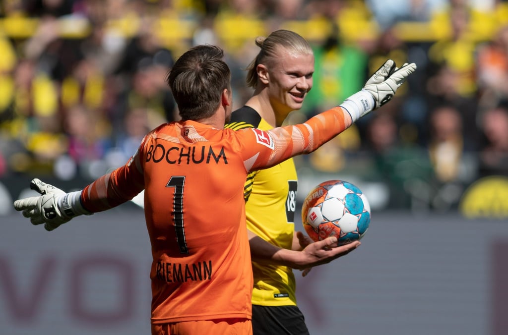 BVB-Star Erling Haaland (r) stellte einen Bundesliga-Rekord auf.