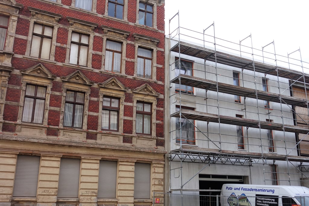 Symbolbild aus der Buckauer Fährstraße in Magdeburg. Links ein Altbau, rechts daneben ein eingerüsteter Neubau.