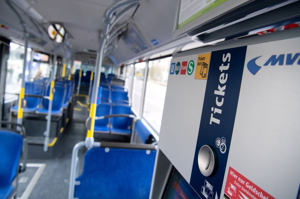 Eim Ticketautomat ist in einem Bus der Münchner Verkehrsgesellschaft (MVG) zu sehen.