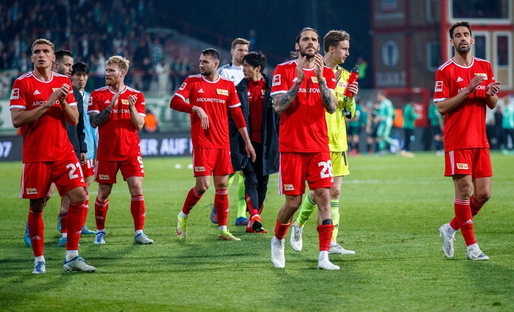Die Spieler vom 1. FC Union Berlin bedanken sich nach dem Spiel beim Publikum.