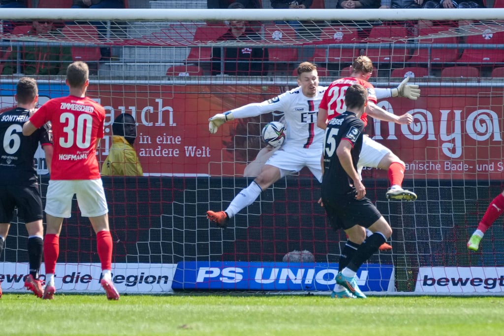 Marcel Titsch Rivero trifft per Kopf für den HFC gegen Viktoria Köln.