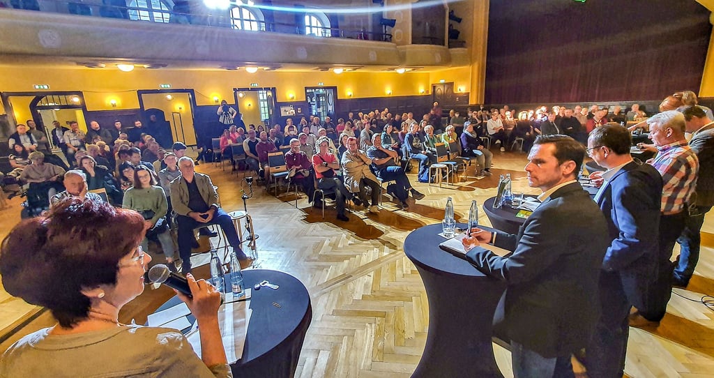 Vor 200 Besuchern beantworteten die fünf Kandidaten die Fragen der MZ-Reporterinnen Kerstin Beier (li.) und Katrin Wurm sowie Gästen.