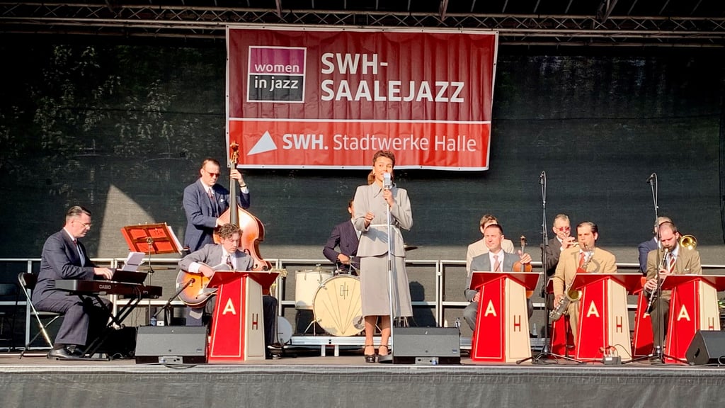 The Swingin Hermelins aus Berlin auf Zeitreise in die 30er Jahre - und passend dazu gekleidet.