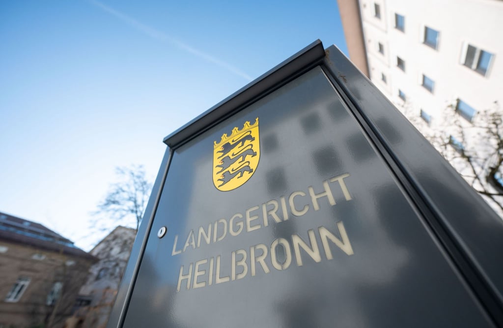 Vor dem Landgericht Heilbronn muss sich eine Frau verantworten, die ihren Freund angezündet haben soll.