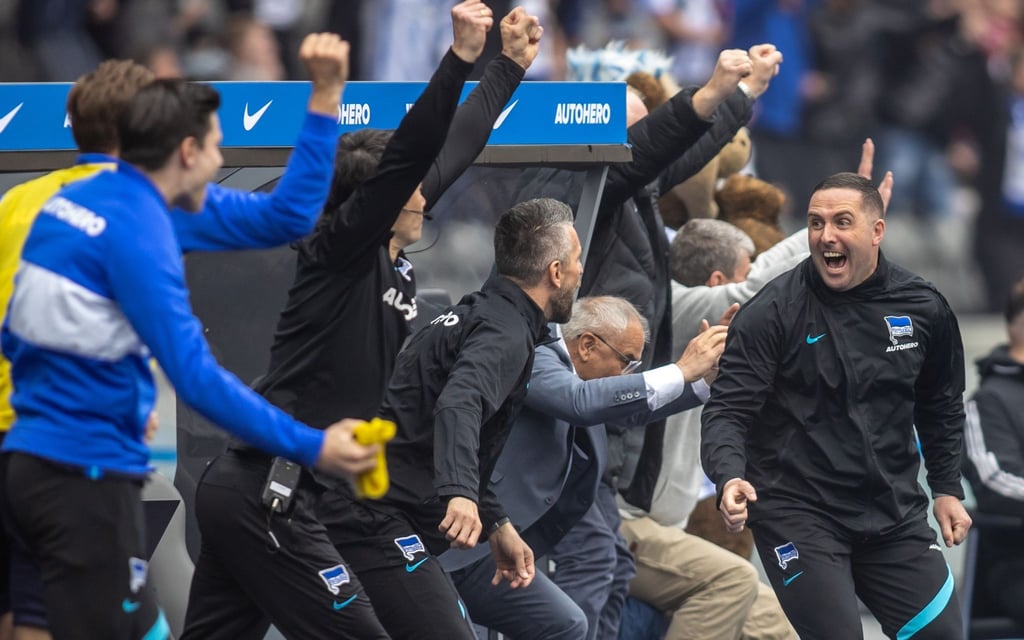 Das Trainerteam von Hertha BSC feiert den Führungstreffer.