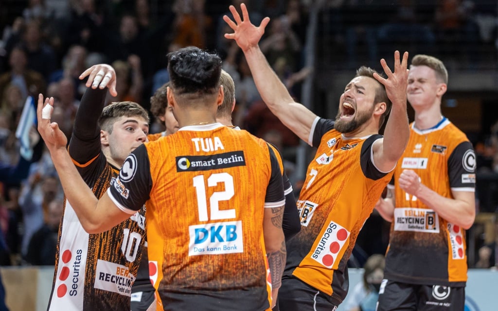 Berlins Libero Santiago Danani (l-r), Samuel Tuia, Georg Klein und Marek Sotola jubeln nach Punktgewinn - und über den Meistertitel.