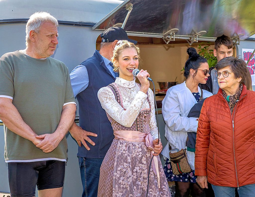 Die Zeitzer Weinprinzessin Sarah Jahns (Mitte) eröffnete am Sonntag das Anradeln auf Kloster Posa.