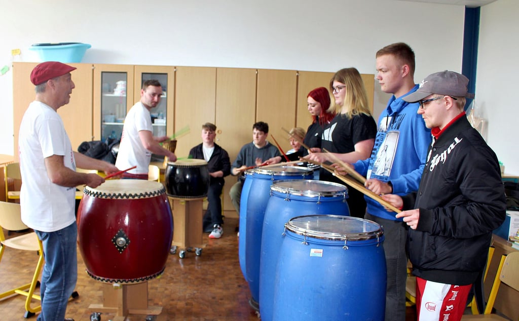 Bei zahlreichen Mitmachaktionen, die das Organisationsteam der Schule gemeinsam mit Partnern auf die Beine gestellt hatten, konnten sich die Schüler aktiv beim Europatag einbringen. Der Trommelworkshop kam gut an.