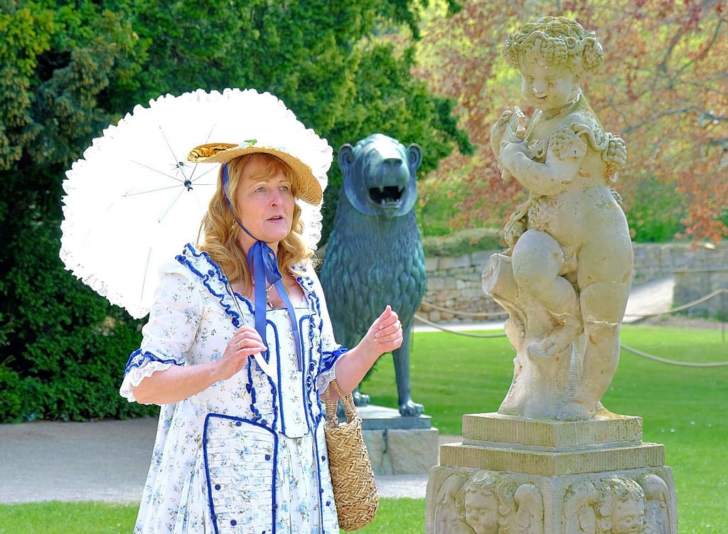 Annekatrin Wagner führte die Gäste der Ausstellungseröffnung als Herzogin Christine-Luise durch Blankenburgs Barockgarten.