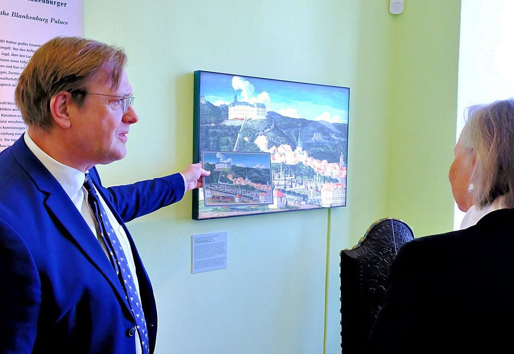 Christian Juranek zeigt das als Leuchtbild ausgestellte Gemälde der Blankenburger Lustgärten von 1734 samt einer Kopie des Werkes in Originalgröße.
