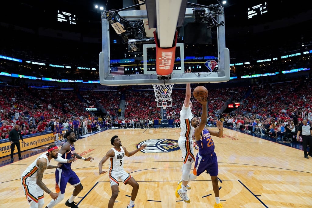 Mikal Bridges (r.) von Phoenix in Aktion untern Korb neben Larry Nance Jr. von New Orlenas.