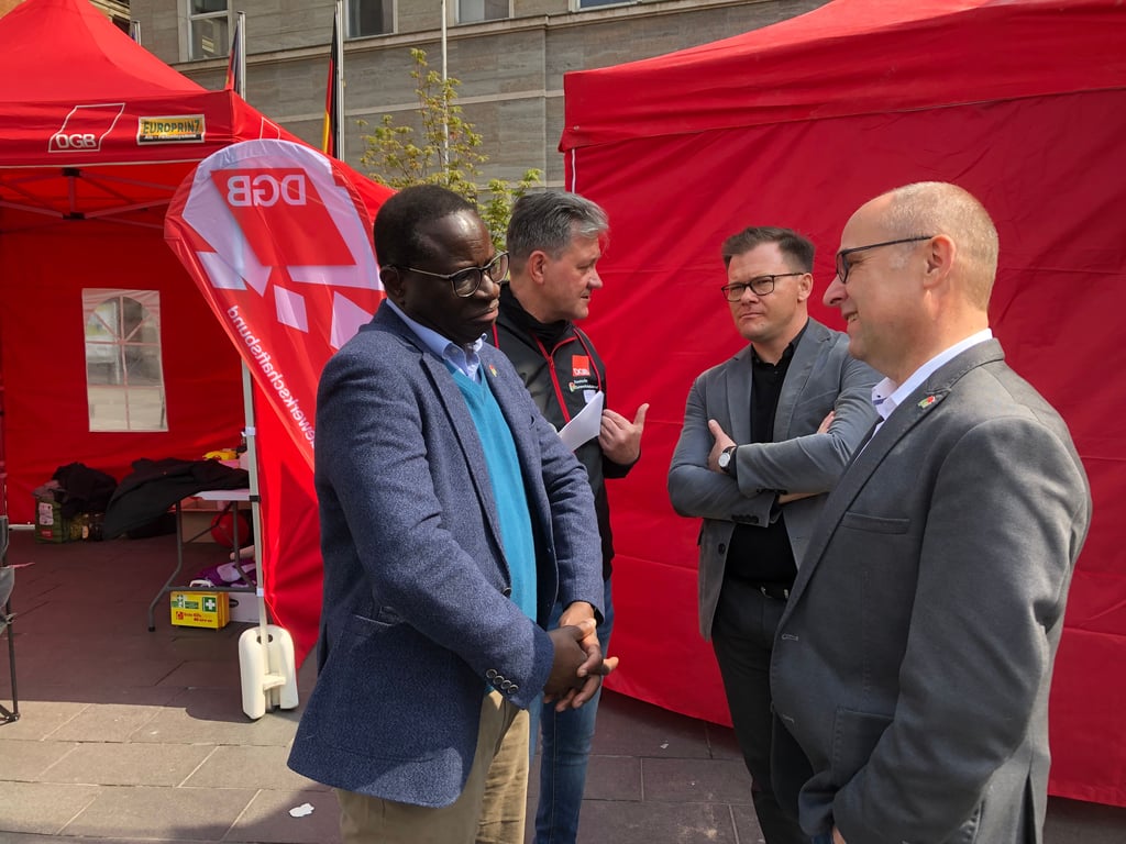 1.Mai am Marktplatz: (von links) der SPD-Bundestagsabgeordnete Karamba Diaby, der DGB-Vorsitzende für Halle Andreas Dose, der Ostbeauiftragte der Bundesregierung Carsten Schneider und DGB-Regionalchef Karsten Priedemann.