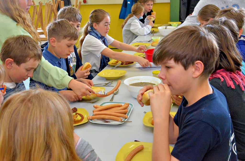 Schüler der Jeetzeschule beim gemeinsamen Mittagessen – die bisherige Lieferantin hört mit Beginn der Sommerferien auf. Noch ist offen, welches Unternehmen ihre Nachfolge antreten und zugleich die Kriterien regional, möglichst biologisch erzeugt, frisch zubereitet, wenig fleischlastig und bezahlbar für das Essen erfüllen kann.