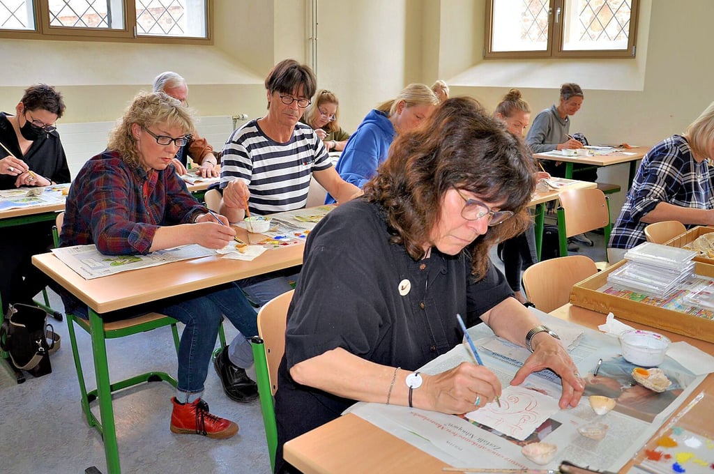 Bei einem Workshop probierten sich die Kunstlehrer im Malen mit Pigmenten aus, zuvor hatten sie sich kunstvolle Buchmalerei in der historischen Francisceumsbibliothek angeschaut.