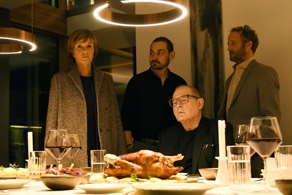 Kommissarin Lucas (Ulrike Kriener) stört das Abendessen der Familie Löhns.