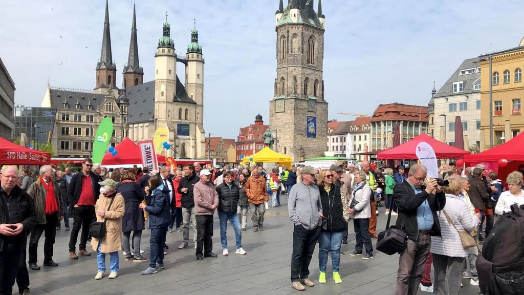 Die Mai-Kundgebung des DGB auf dem Markt hat Hunderte Hallenser angezogen.