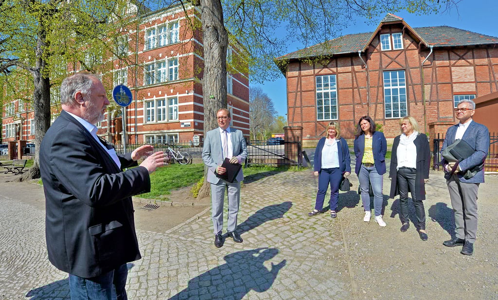 Bevor ein Vertrag Abriss und Neubau besiegelt, werden Erinnerungen ausgetauscht.