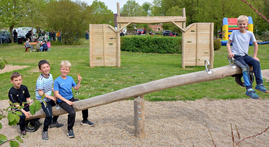 Die Kinder – allein Krevese hat derzeit knapp 30 - nahmen den Spielplatz auf dem denkmalgeschützen Gutshof nach der Eröffnung schnell in Beschlag.