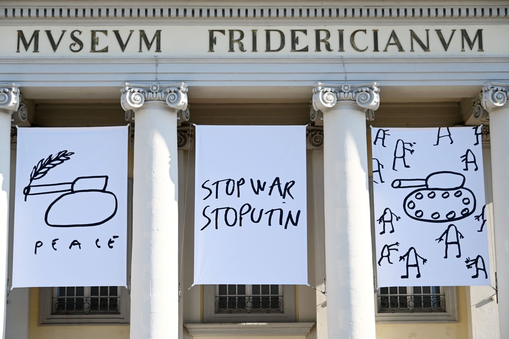 Drei Motive mit dem Titel „Anti War Drawings, 2022“ des documenta-Künstlers Dan Perjovschi am Kasseler Fridericianum.