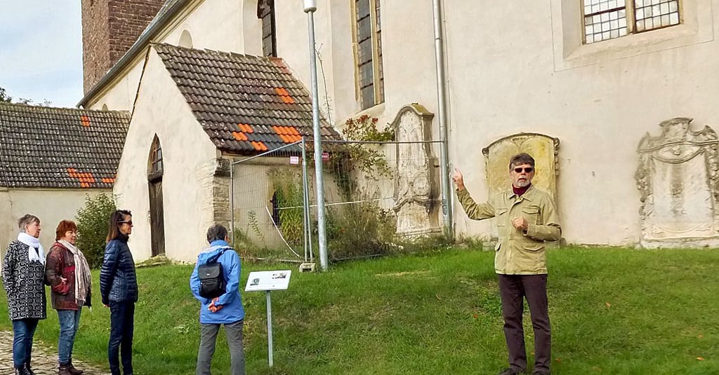 Bernd Staschull führte im vergangenen Herbst einen Rundgang zu den ersten Dorfschatz-Stationen, acht weitere sollen in diesem Jahr folgen.
