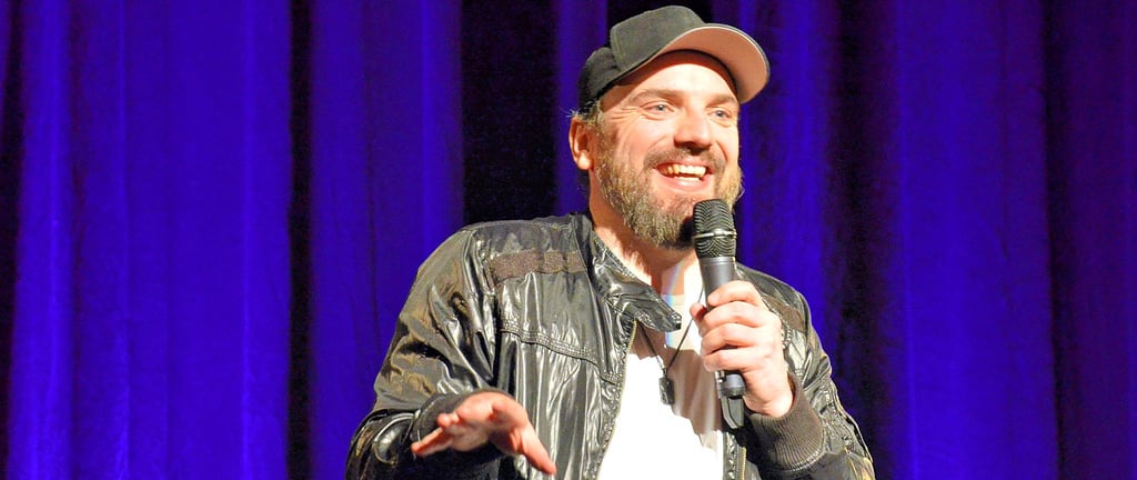 Ingmar Stadelmann am Donnerstagabend auf der Bühne im Kulturhaus Salzwedel. Mit Mut und Charme wagte er sich auch an schwierige Themen wie Verschwörungstheorien und Rassismus.