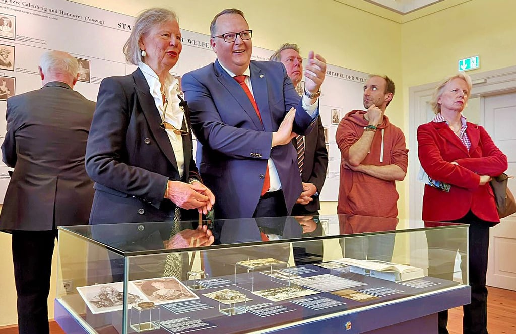 Blankenburgs Bürgermeister Heiko Breithaupt (CDU) zur Ausstellungseröffnung im Gespräch mit Marie Gräfin von Hochburg, Prinzessin von Hannover, die ihren erkrankten Neffen vertrat.
