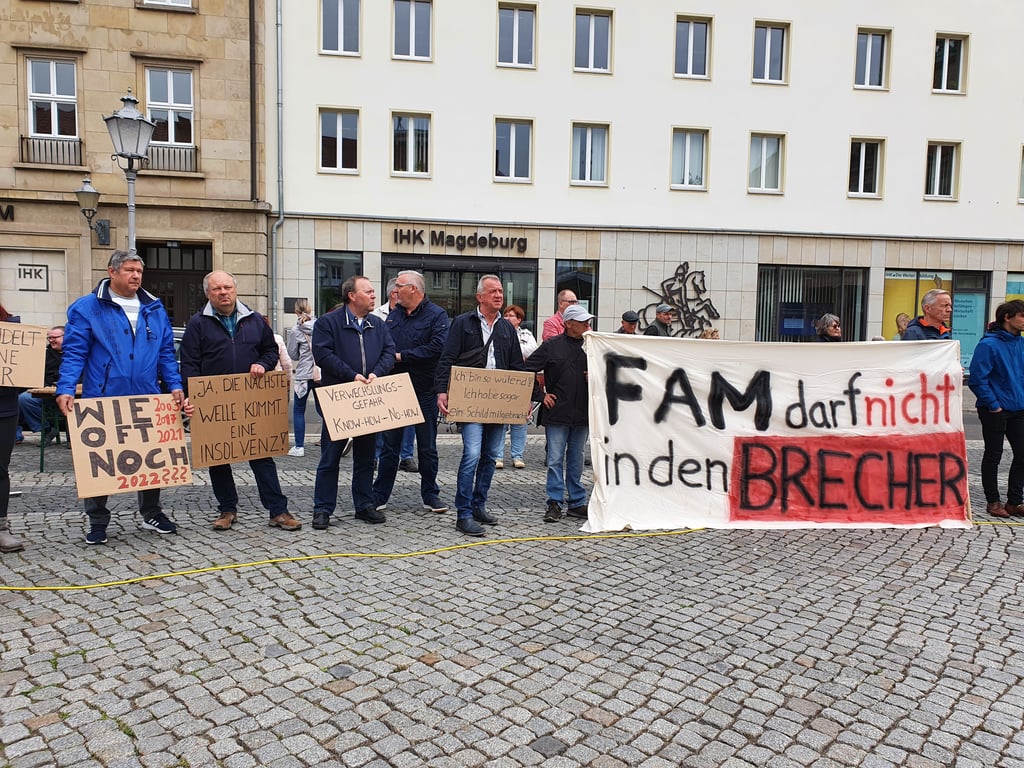 FAM-Mitarbeiter demonstrierten am 1. Mai 2022 in Magdeburg für den Erhalt ihrer Arbeitsplätze. Jetzt gibt es Hoffnung für einen Teil der Belegschaft.