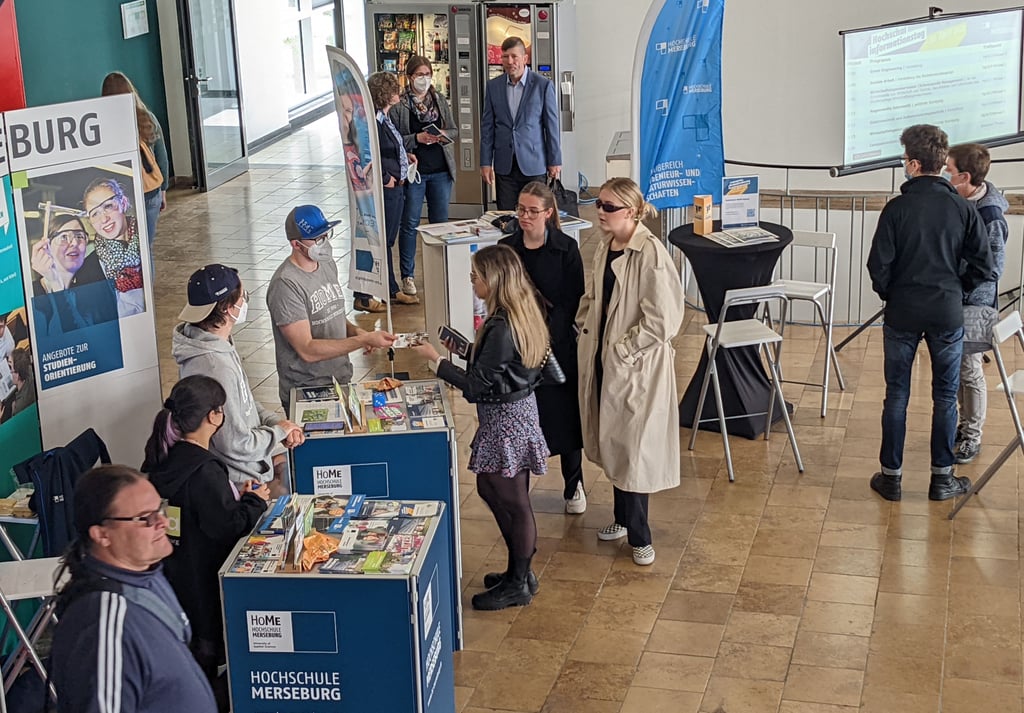 Zahlreiche Studieninteressierte nutzen die Gelegenheit, sich über die Hochschule und ihre Studiengänge zu informieren.