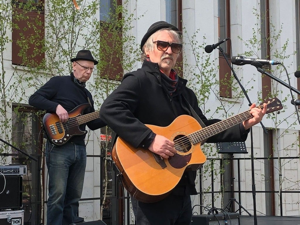 Musiker Dirk Zöllner stand auf der Bühne am nt.
