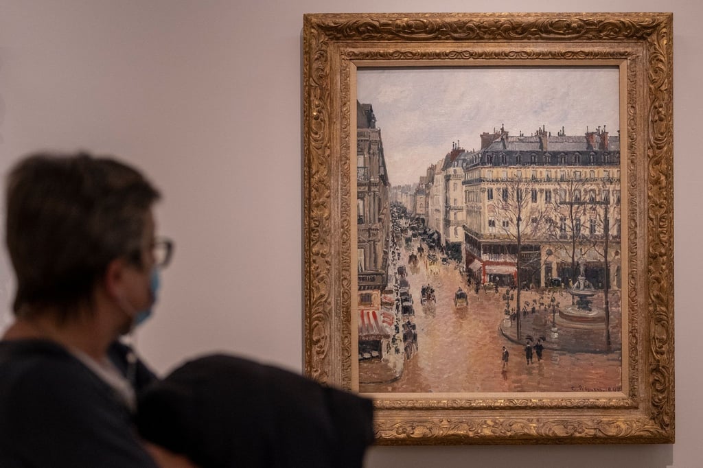 Der Künstler Camille Pissarro hat das Gemäde „Rue St.-Honore, Apres-Midi, Effet de Pluie“ im Jahr 1897 gemalt.