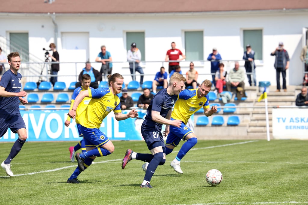 Tobias Große (links) und Cezary Pankowski verfolgen Thalheims Til Nicholas Krüger.